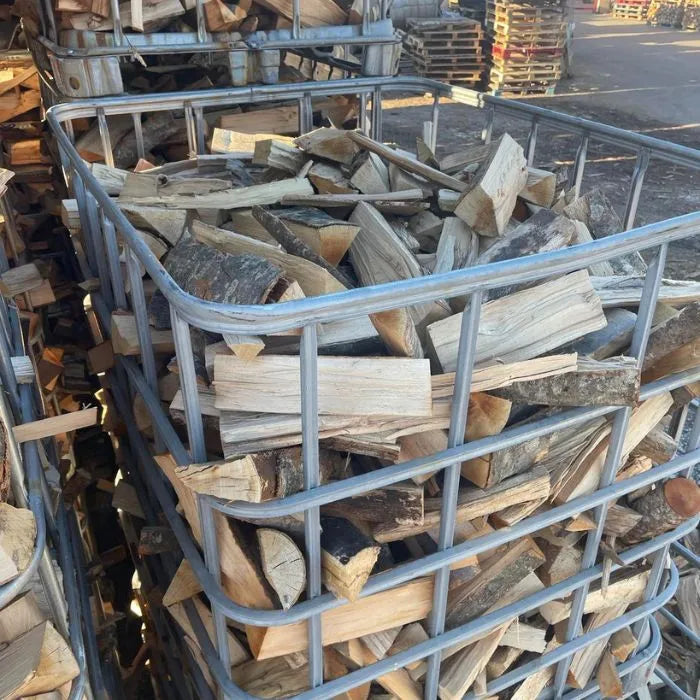 Kiste mit 1,50 Kubikmetern 30 cm Brennholz – Palette mit 1,05 m³ gespaltenem und geschnittenem Holz (Eiche/Buche/Kastanie).